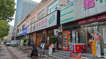 出租东区临街15平好位置大门头商铺（行业不限）